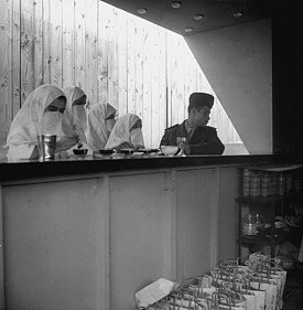 Photographie de Pierre Bourdieu : Foire d'Alger, avril 1959, O 53/222